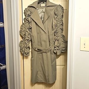 Twotwinstyle ruffled trench coat